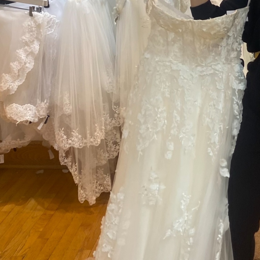 *BRAND NEW Wedding Dress *